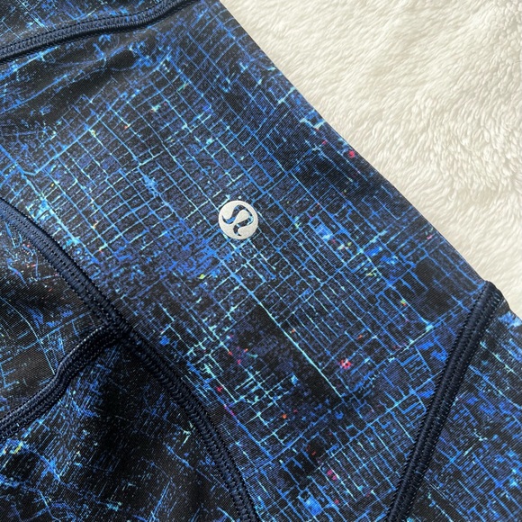 Lululemon Athletica Train Times Crop Leggings City Lights Pattern Size 4 - Picture 3 of 7